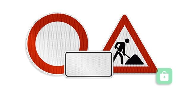 Verkehrsschilder: Durchfahrt verboten, Baustellenschild und leeres weißes Zusatzschild.