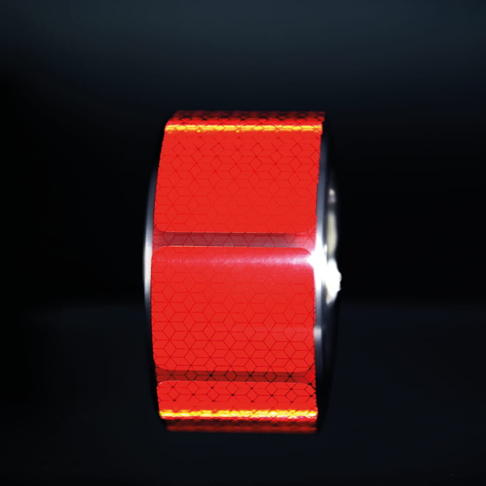 Rote VC104+ CG Rolle, Segmente reflektieren vor dunklem Hintergrund