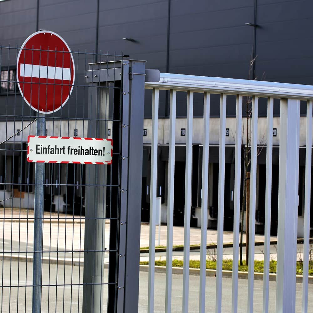 Anwendungsbild: montiertes „Einfahrt freihalten!“ Hinweisschild an einem Metallzaun
