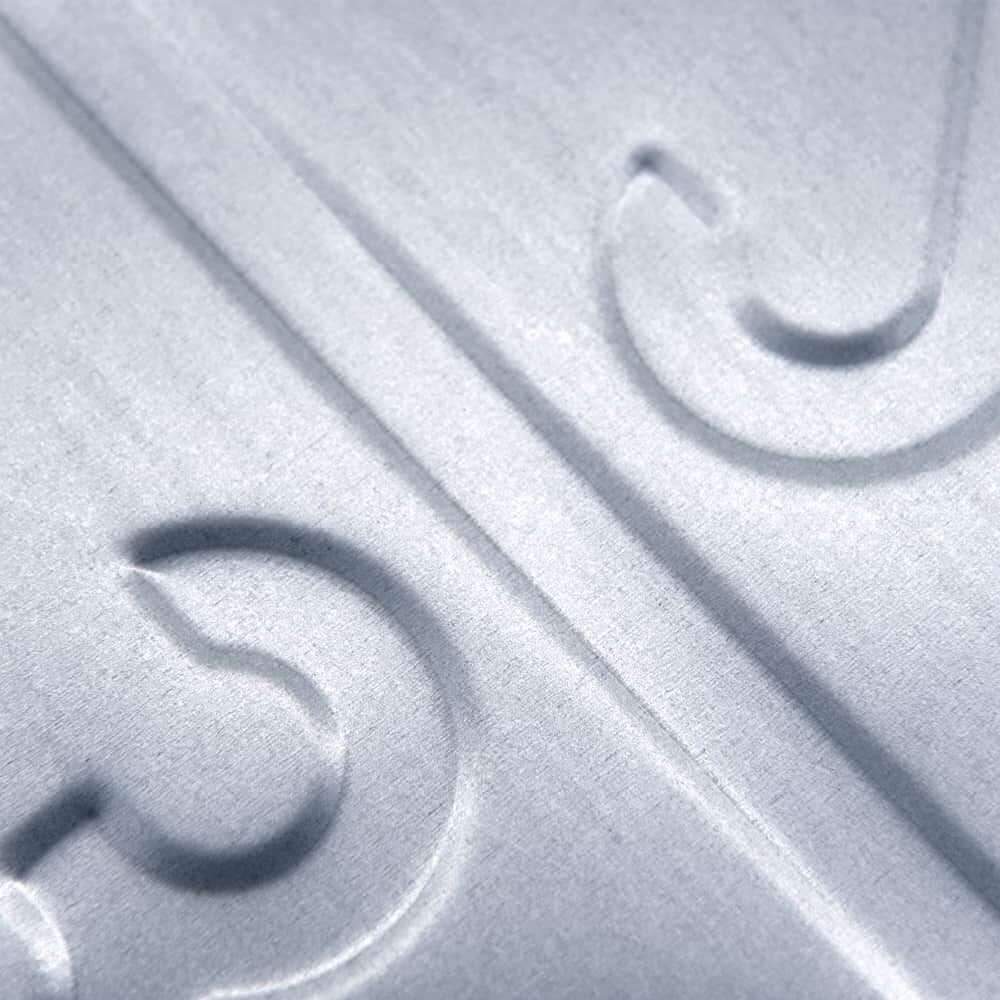 Nahaufnahme der Rückseitenprägung der Aluminiumtafel 33 / 1203