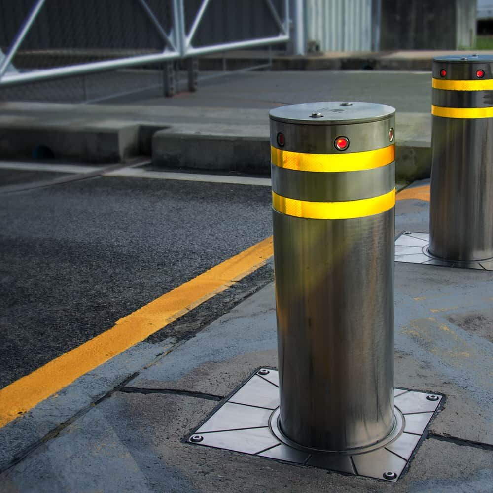 Edelstahl-Poller mit zwei Fluor-gelben 3M 4080 Reflexbändern außen