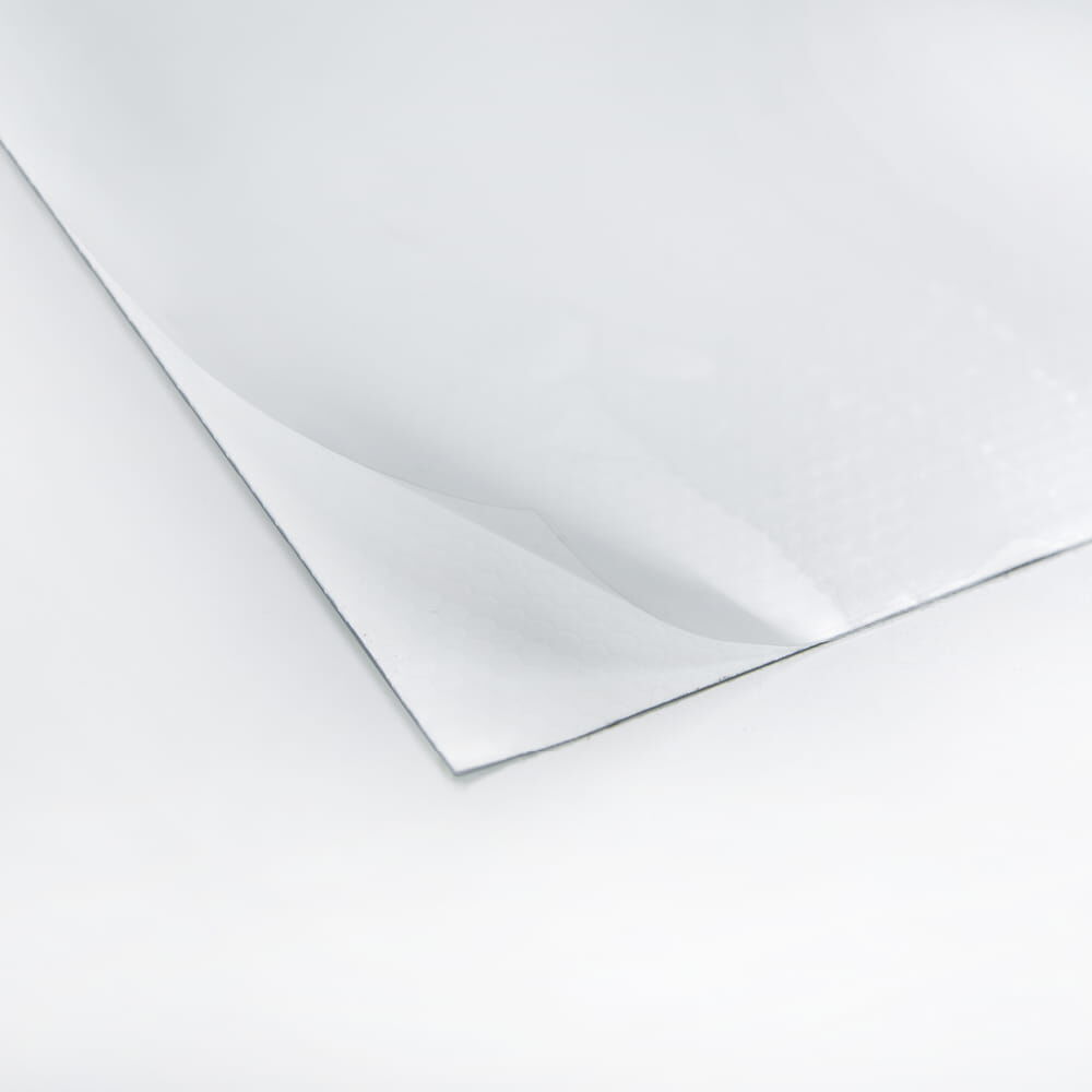 Abziehbare Rückseite der ORALITE 5931 Bakenfolie zeigt flexible Folienstärke
