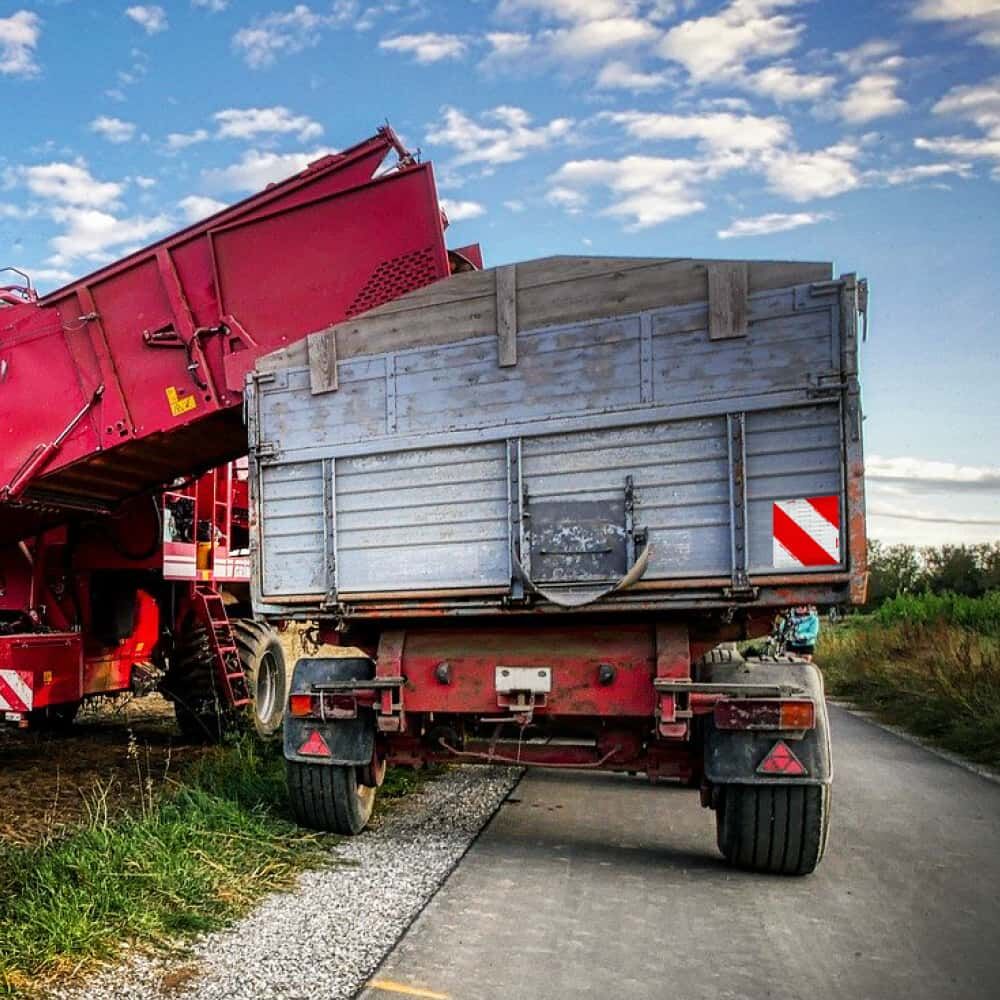 Parkwarntafel rechtsweisend angebracht am Anhängerheck im Einsatz auf Feldweg