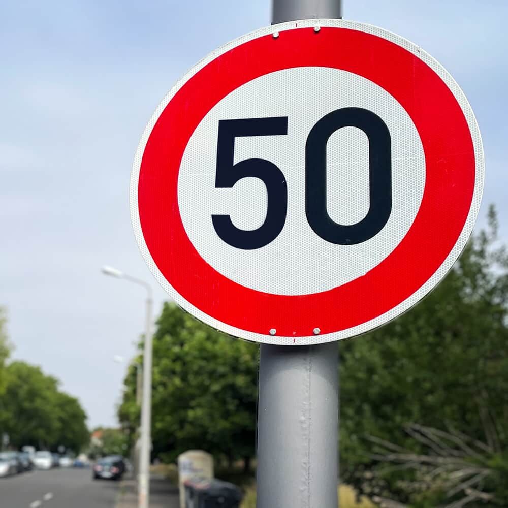 Tempo-50-Schild montiert im Straßenraum