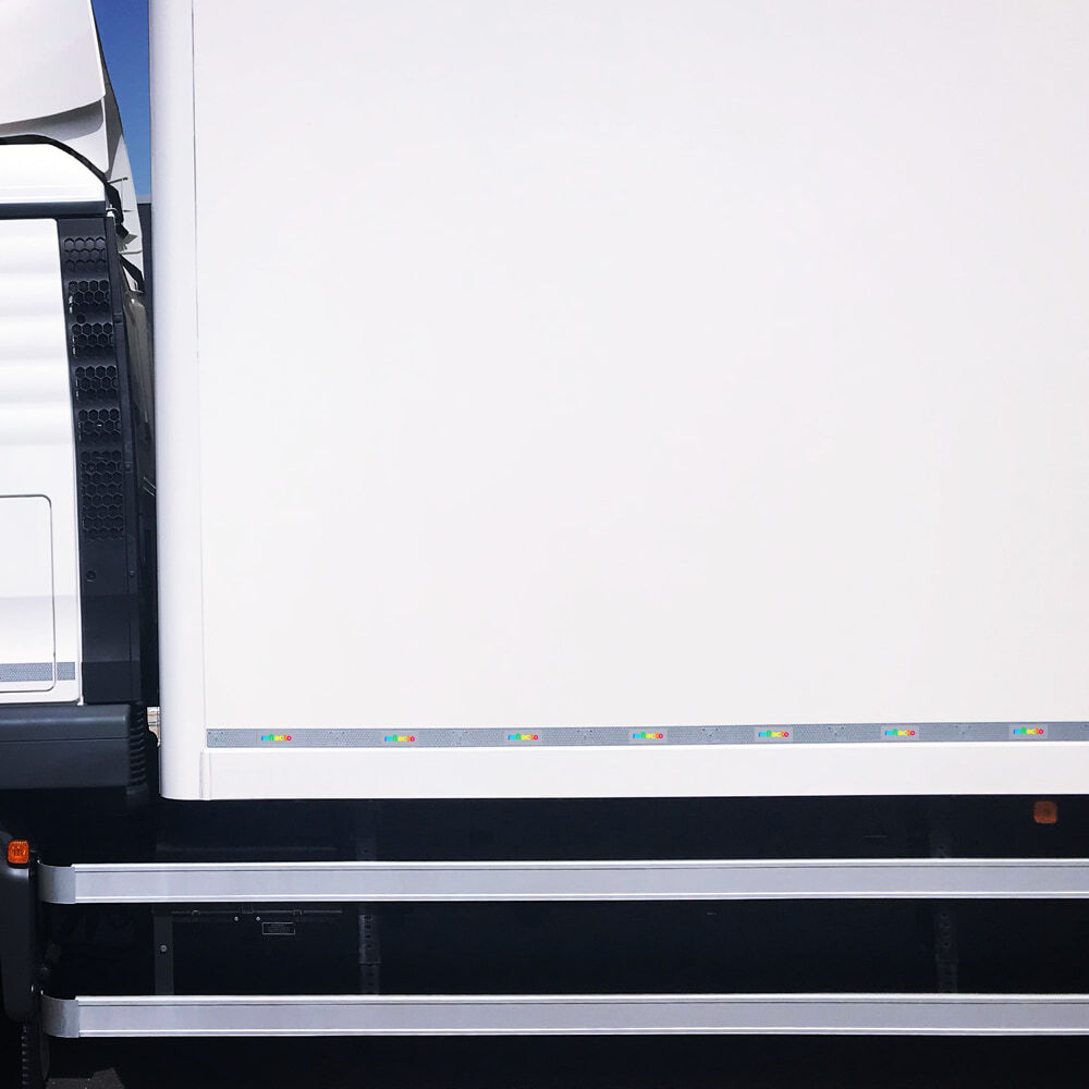 Weiße EVO VC 104+ RG Konturmarkierung mit Regenbogen-Logos am weißen LKW-Aufbau