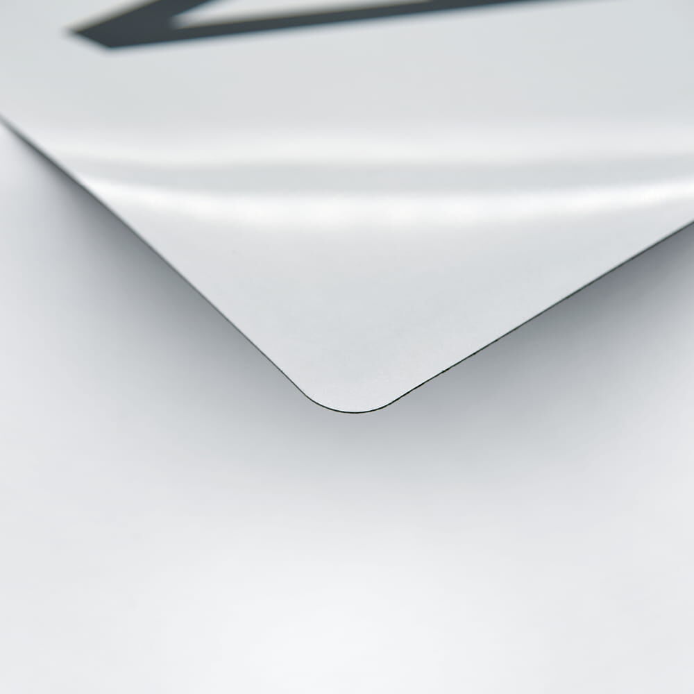 Detail Vorderkante: dünne, flexible Folie des magnetischen A-Schilds