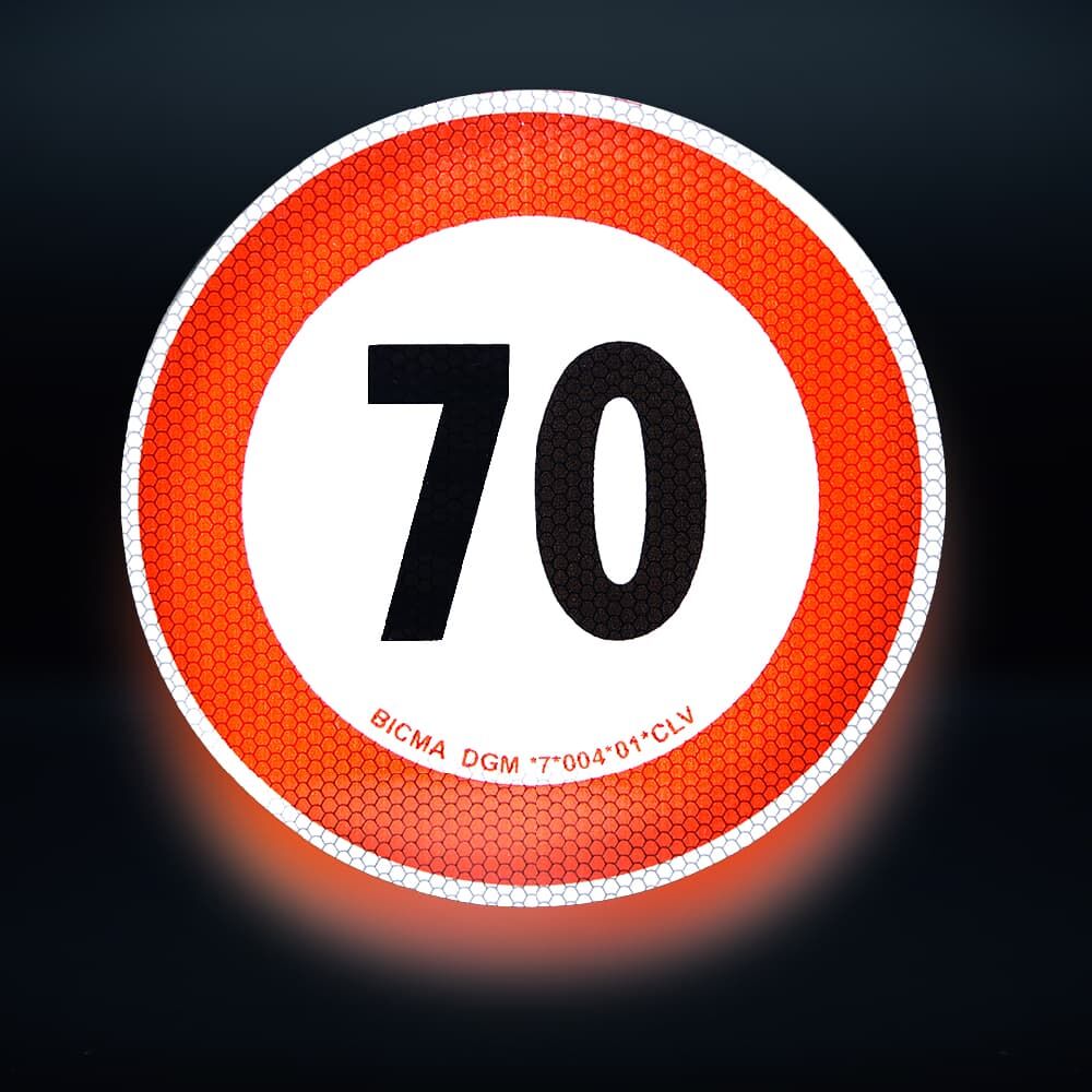 Reflektierendes 70-km/h-Schild bei Dunkelheit fotografiert, gute Sichtbarkeit