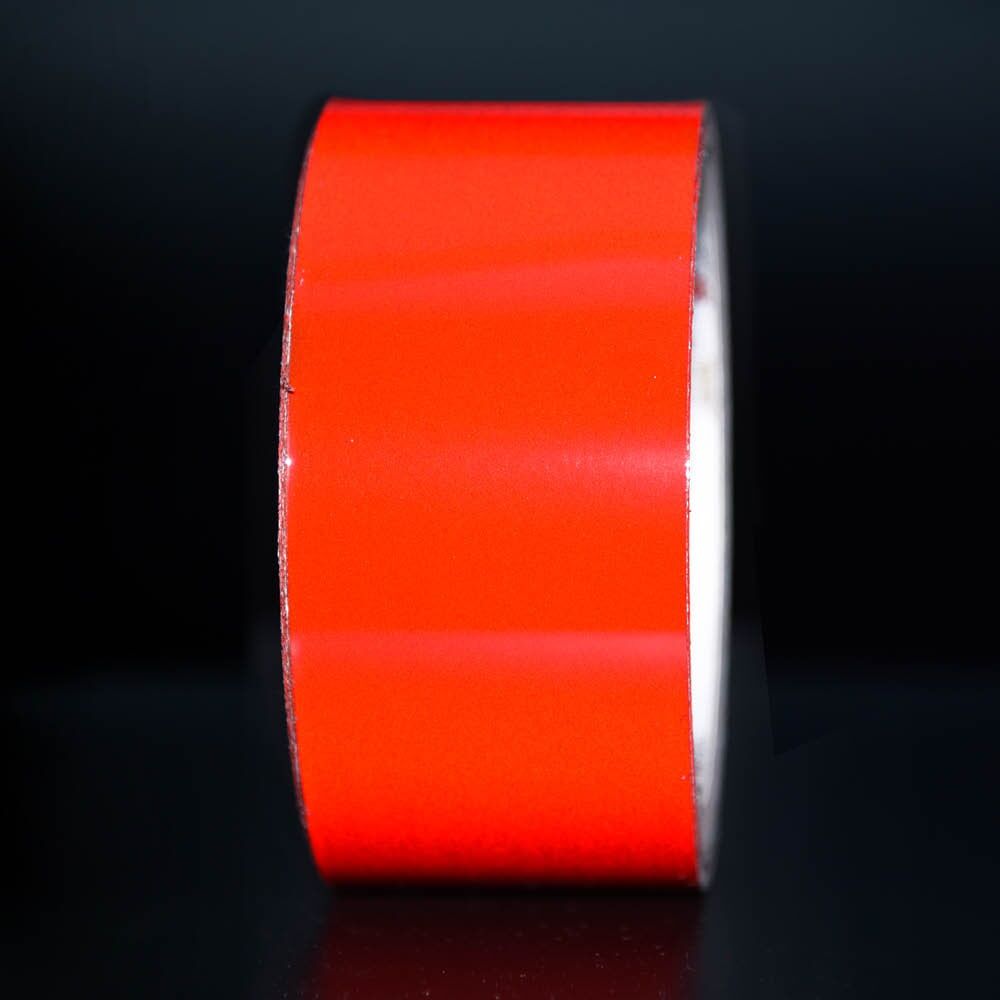 50 mm Rolle Orafol ORALITE Reflexband 5600E rubinrot, reflektierend vor dunklem Hintergrund