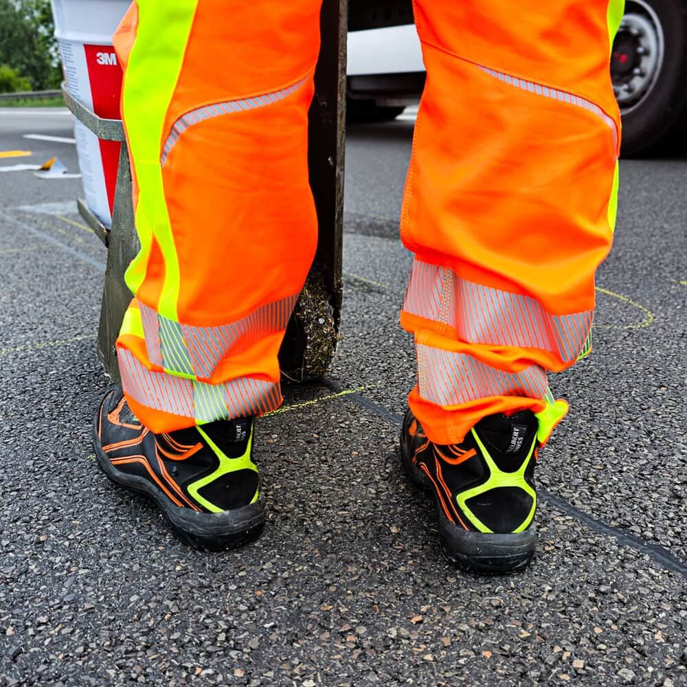 Warnschutzhose mit segmentierten Reflextransferstreifen 5697 um die Beine