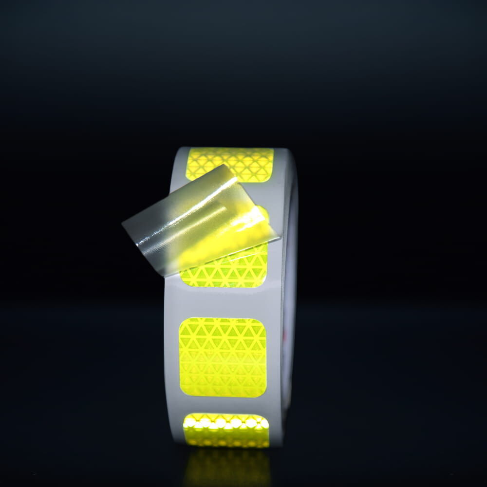 Orafol VC612 Konturmarkierung im Dunklen, Applikationstape abgelöst, starke Reflexion sichtbar