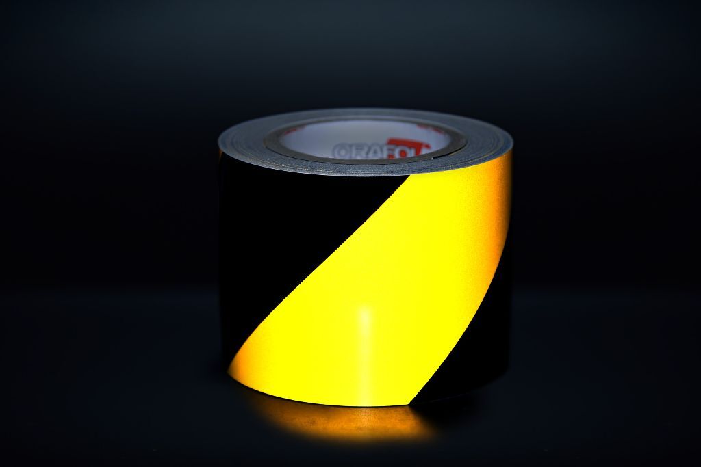 Rolle Orafol ORALITE 5431 Industrie-Warnfolie schwarz-gelb reflektierend, 100 mm, rechtsweisend