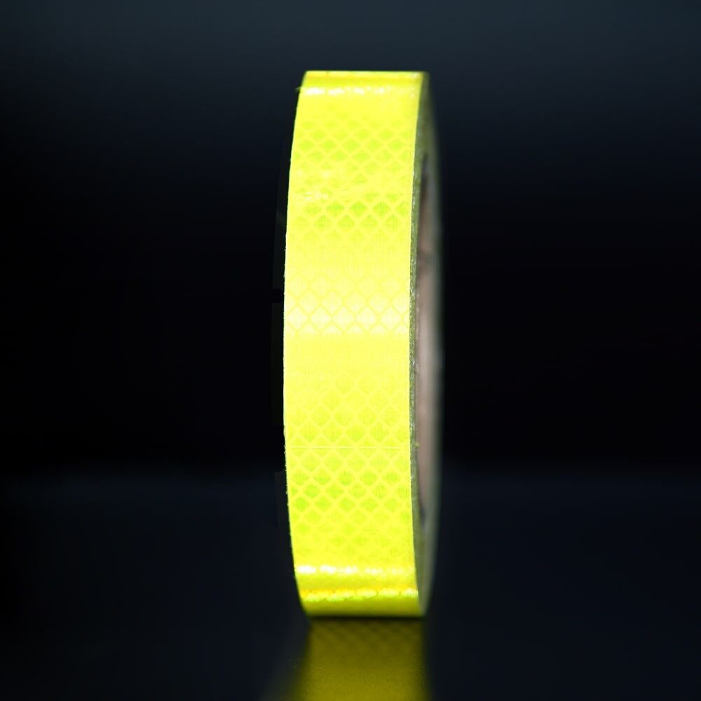 25 mm Rolle 3M Reflexband 4080 Fluor-lime, reflektierend vor dunklem Hintergrund