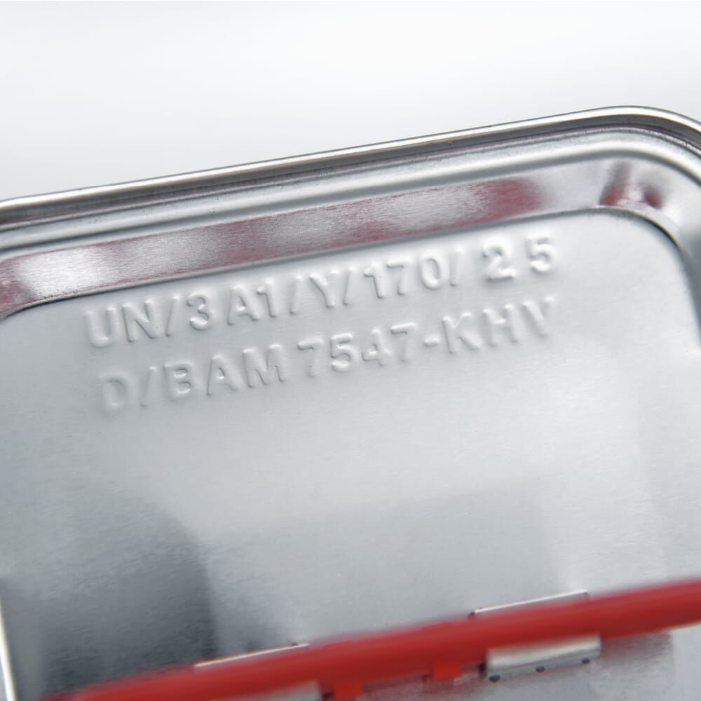Briteline Primer P20 5 l, Detail UN-Prägung im Kanisterdeckel