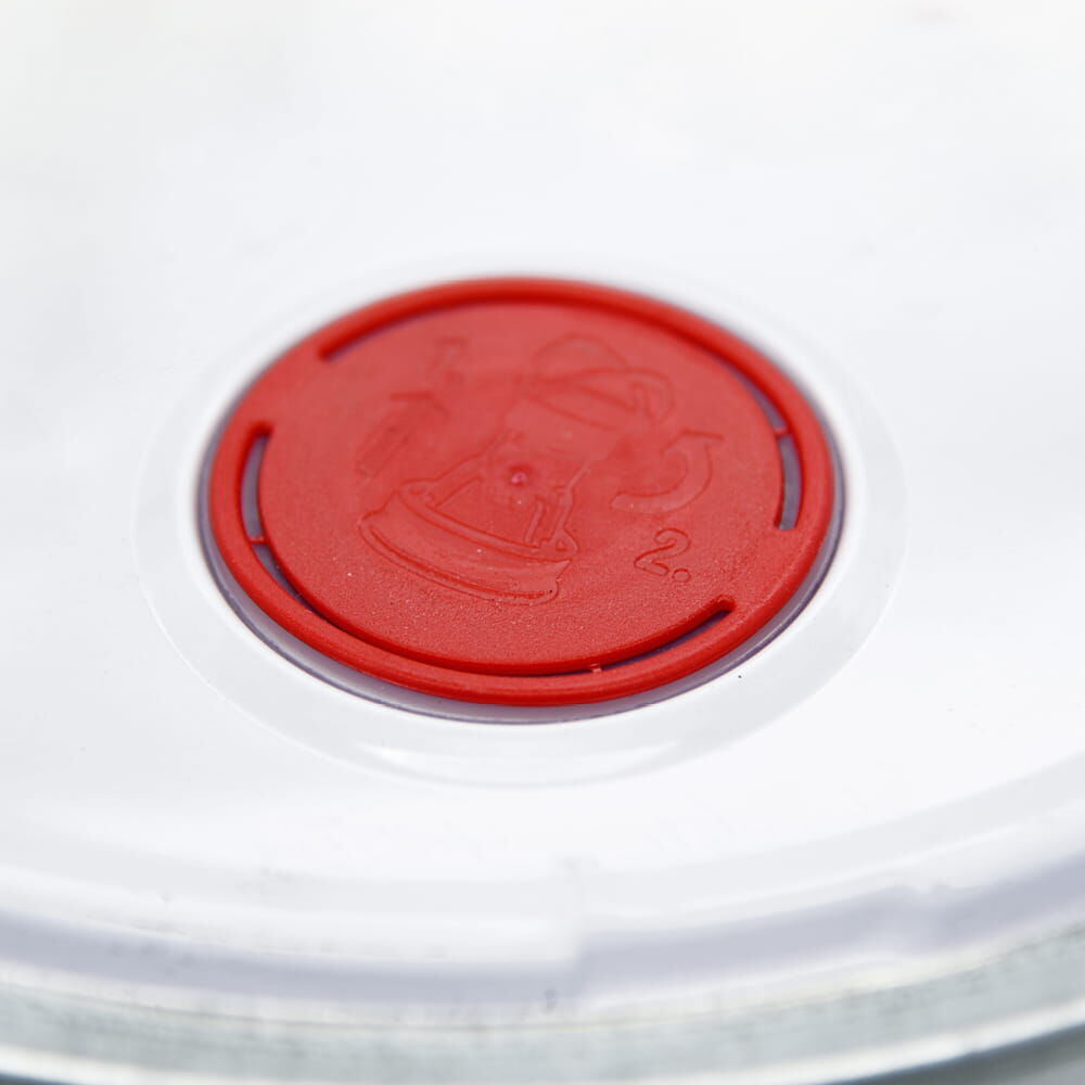 Roter Entlüftungsstopfen im weißen Deckel des 20-L-Eimers 3M P50 Grundierung
