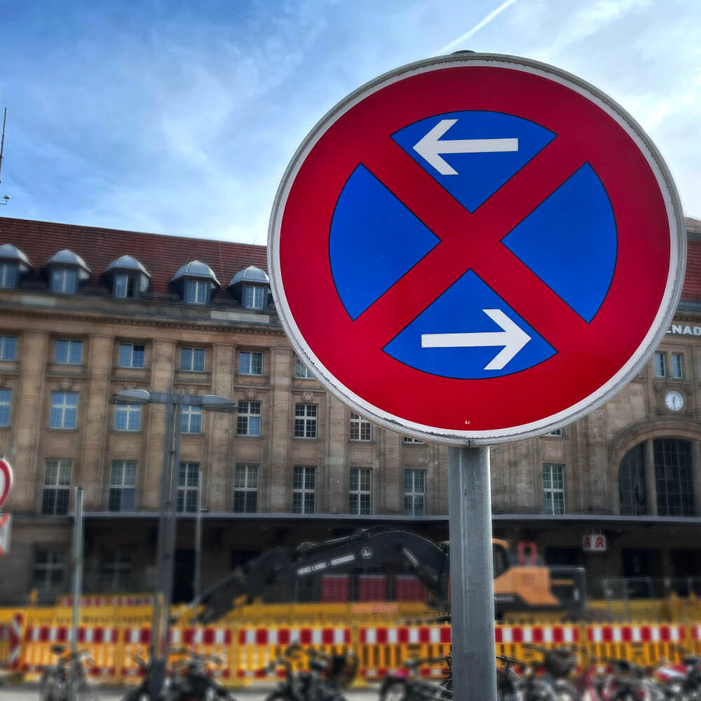 Halteverbot mit Pfeilen links/rechts am Mast montiert, Straßenansich