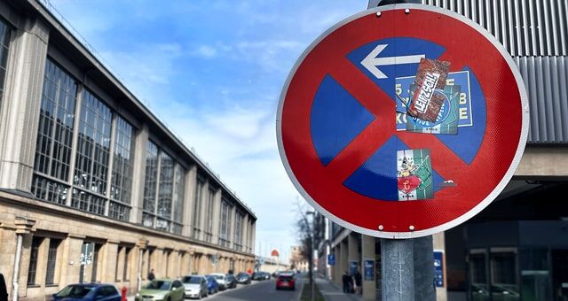 Halteverbotsschild: links beklebt, rechts sauber dank Anti-Stickerfolie