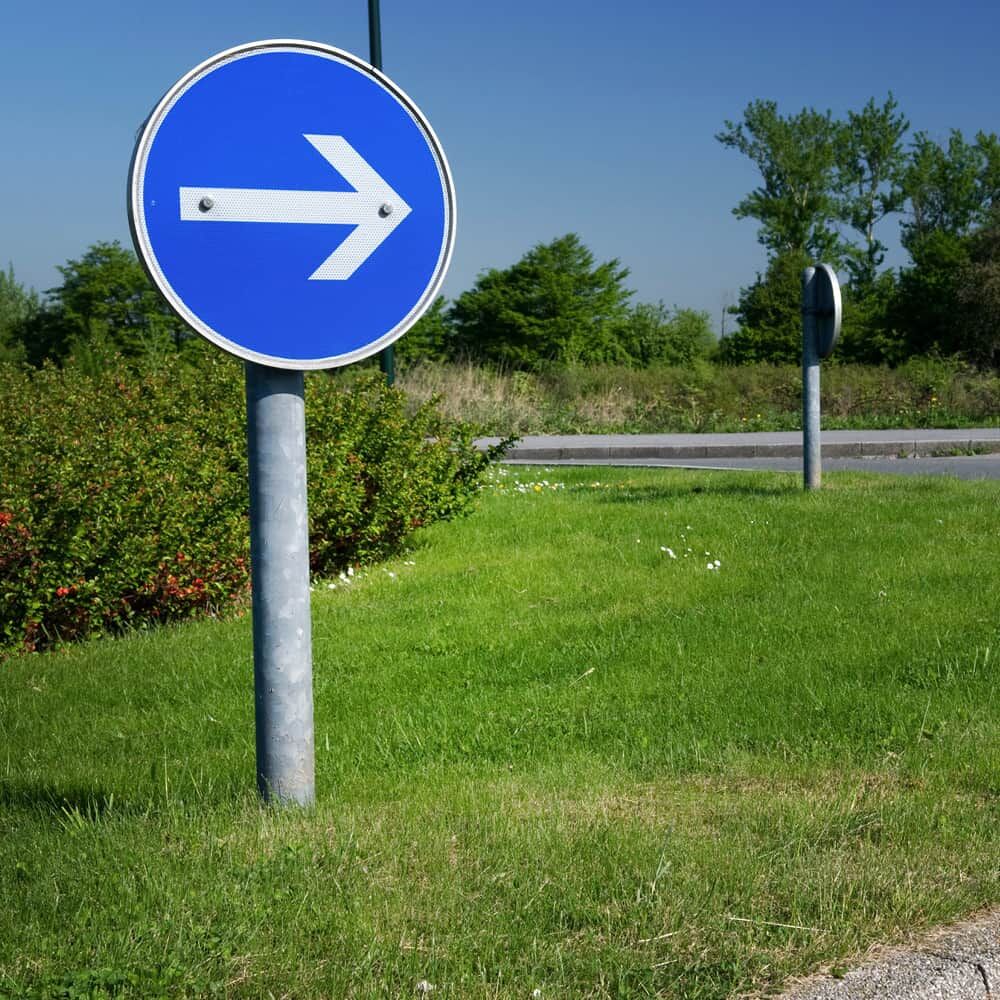 Montiertes VZ 211 Verkehrszeichen, Fahrtrichtung rechts, am Mast