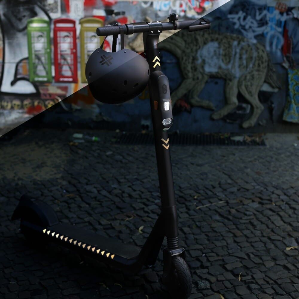 Reflexsticker Light Winkel auf E-Scooter und Helm angebracht