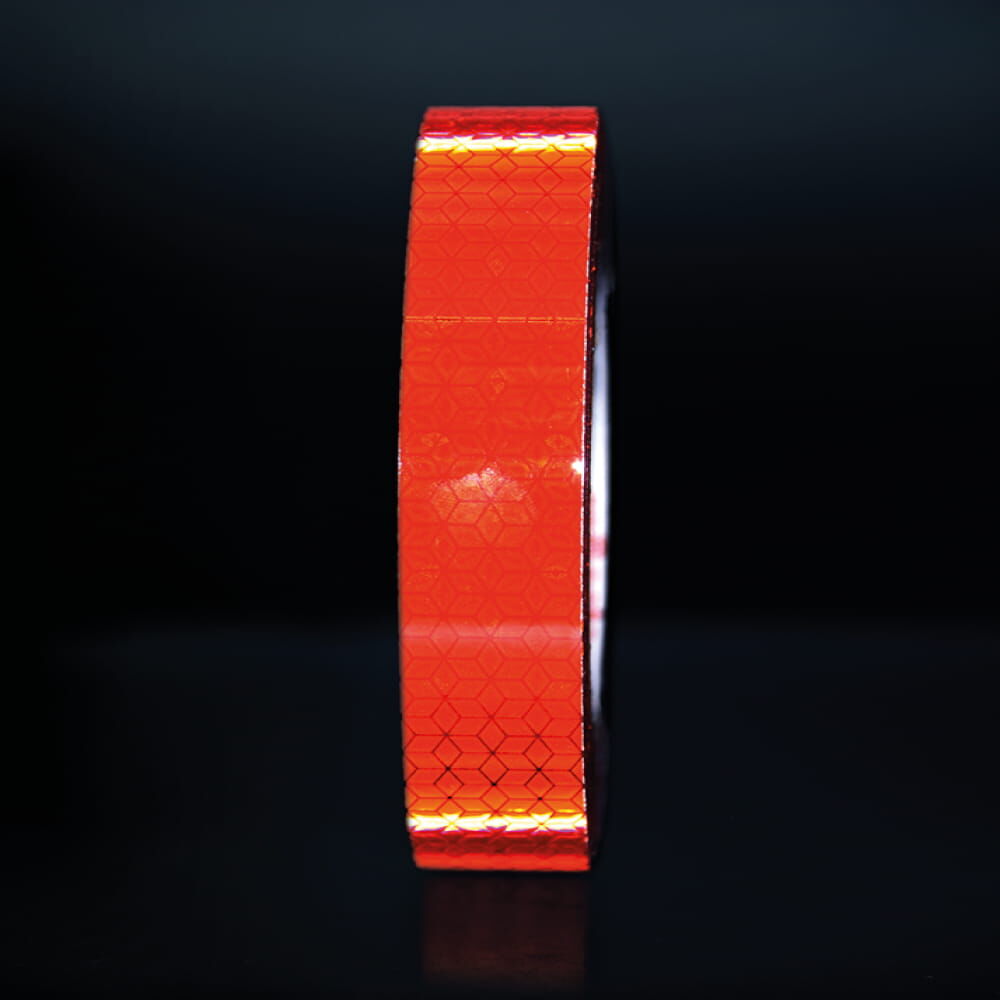 Rote VC104+ RG Rolle 25 mm × 25 m, Reflexeffekt vor dunklem Hintergrund