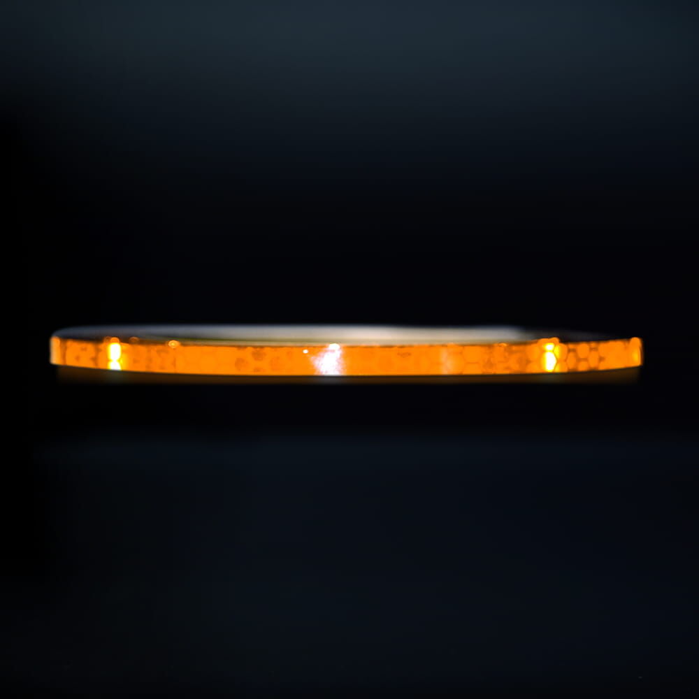 5 mm Rolle Avery Reflexband V-8000 fluor-orange, reflektierend vor dunklem Hintergrund