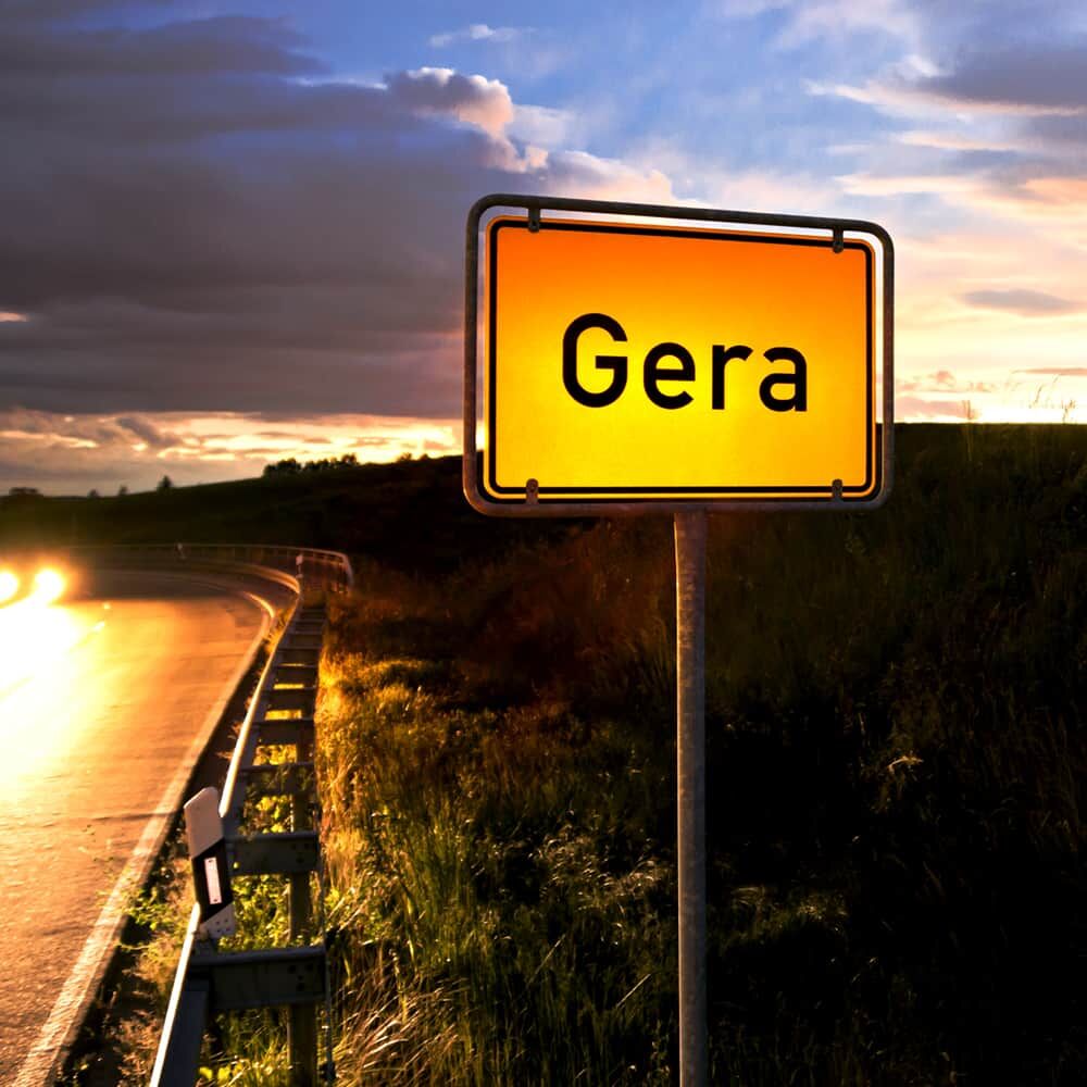 Ortstafel „Gera“ bei Dämmerung, Anwendungsbeispiel im Straßenraum