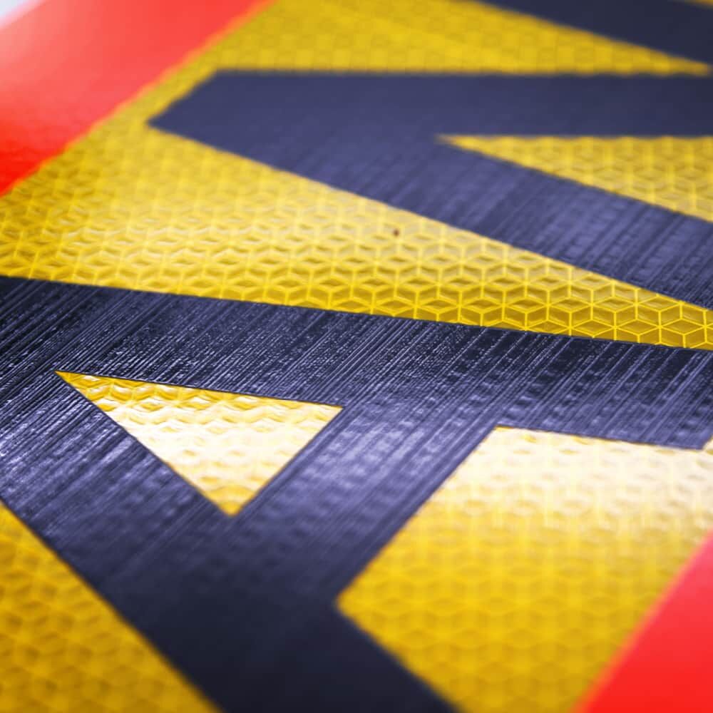 Nahaufnahme der reflektierenden Mikroprismenstruktur der Tafel