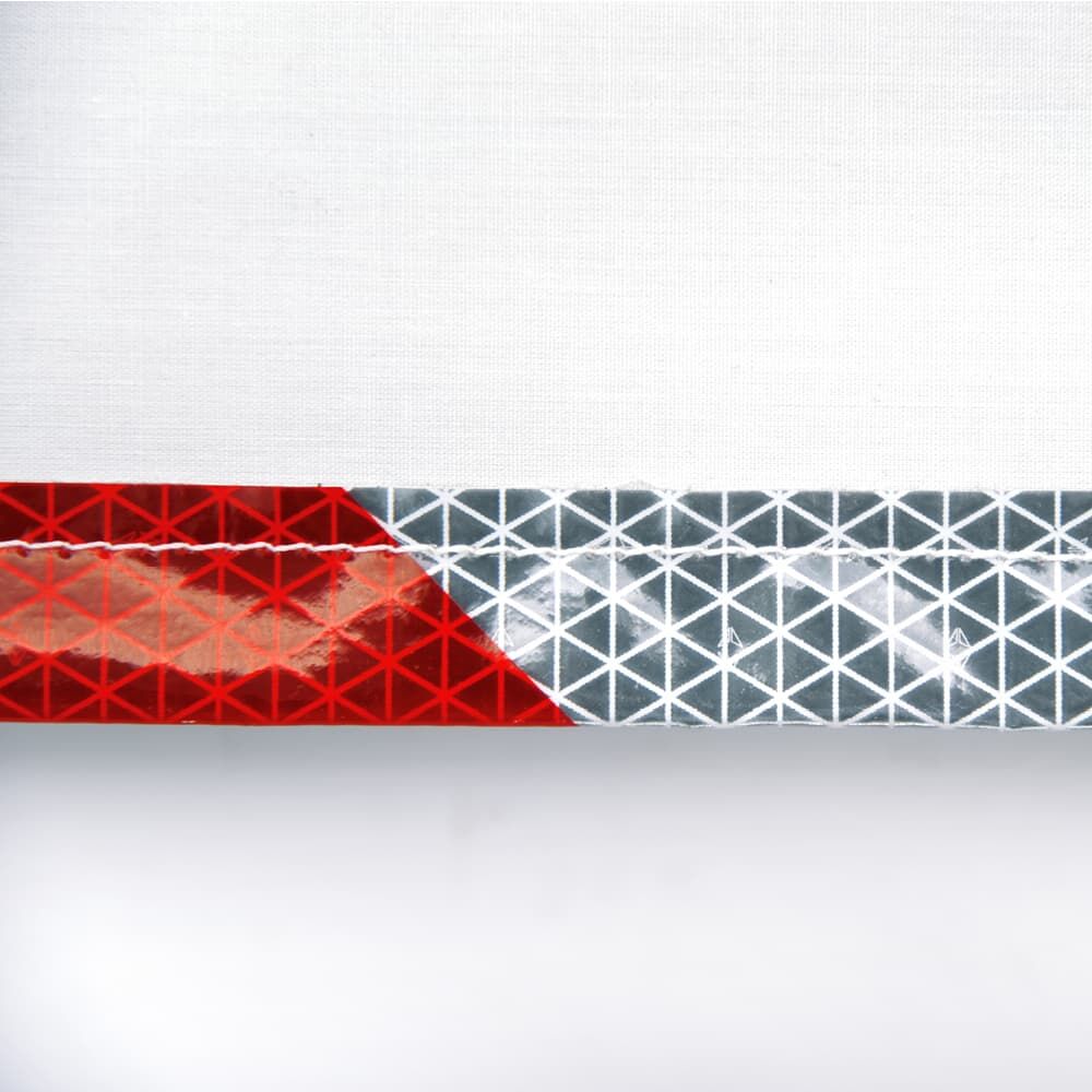 Detailansicht der Naht und Rückseite des reflektierenden Warnbanners