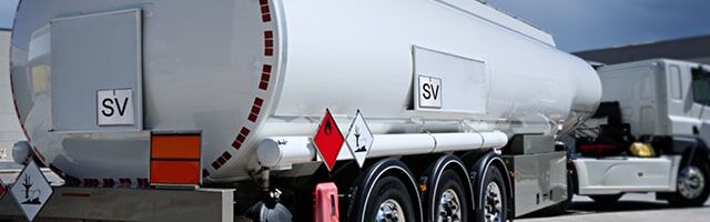 SV-Schild Kennzeichnung „Sicherheitsventil“ bei Gefahrguttransporten Tankfahrzeuge mit SV-Kennzeichnung und Warntafeln für Gefahrguttransport nebeneinander