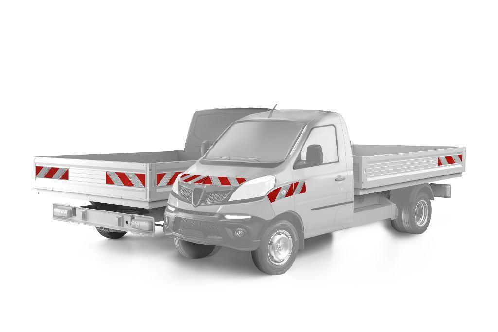 Piaggio Porter NP6 mit komplettem Warnmarkieurngsset an Front, Seiten und Heck