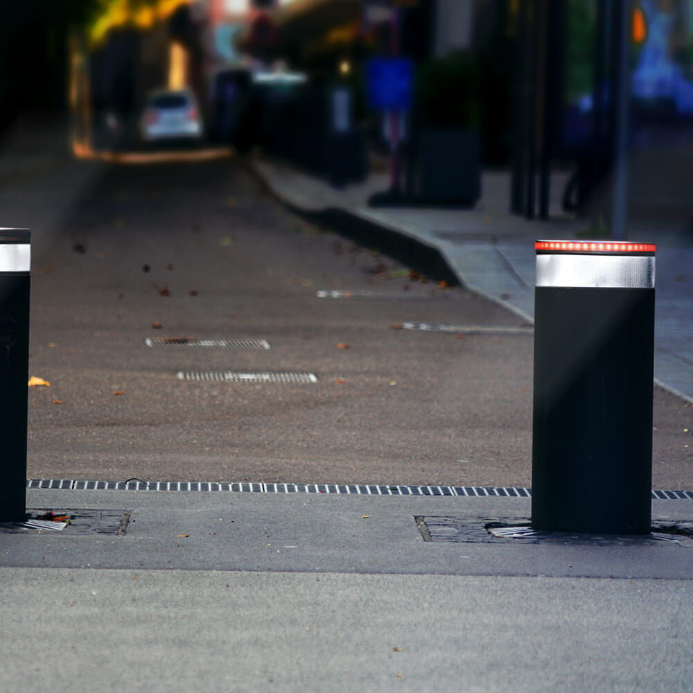 Poller mit silbernem Avery OmniCube T-11500 Reflexband am Straßenrand für bessere Sichtbarkeit