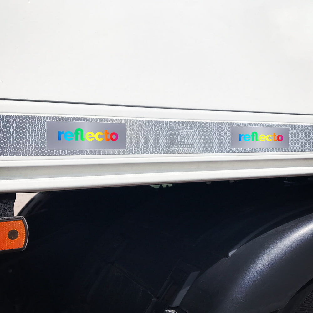 Nahaufnahme: weiße VC 104+ RG Folie mit farbigem reflecto-Logo am LKW