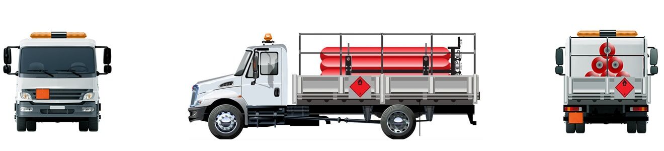 Ein weißer Gefahrgut-LKW von vorne, Seite und hinten beladen mit einem Gefahrgut mit ADR-Warntafeln und Gefahrgutkennzeichnung.