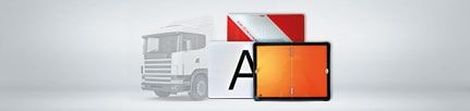 Schilder und Reflextafeln für Gefahrgut vor Lkw platziert.