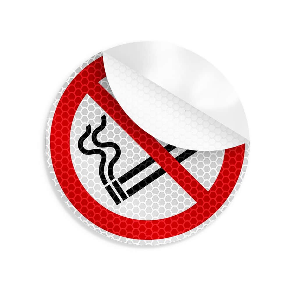 Aufkleber „Rauchen verboten“, teilweise abgezogen, zeigt flexible, reflektierende Folie