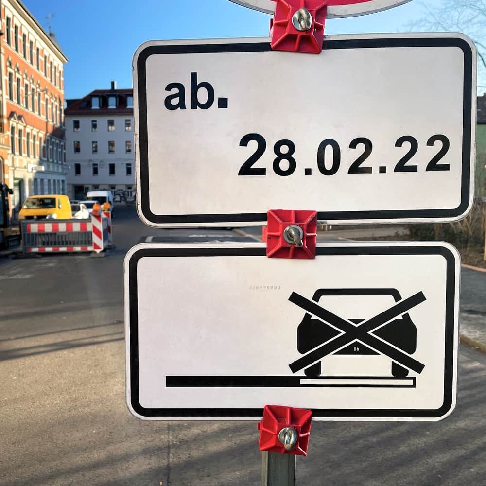 Straßenschild mit schwarzer Orafol 5021-Folie: Datum 28.02.22 und Abschleppsymbol