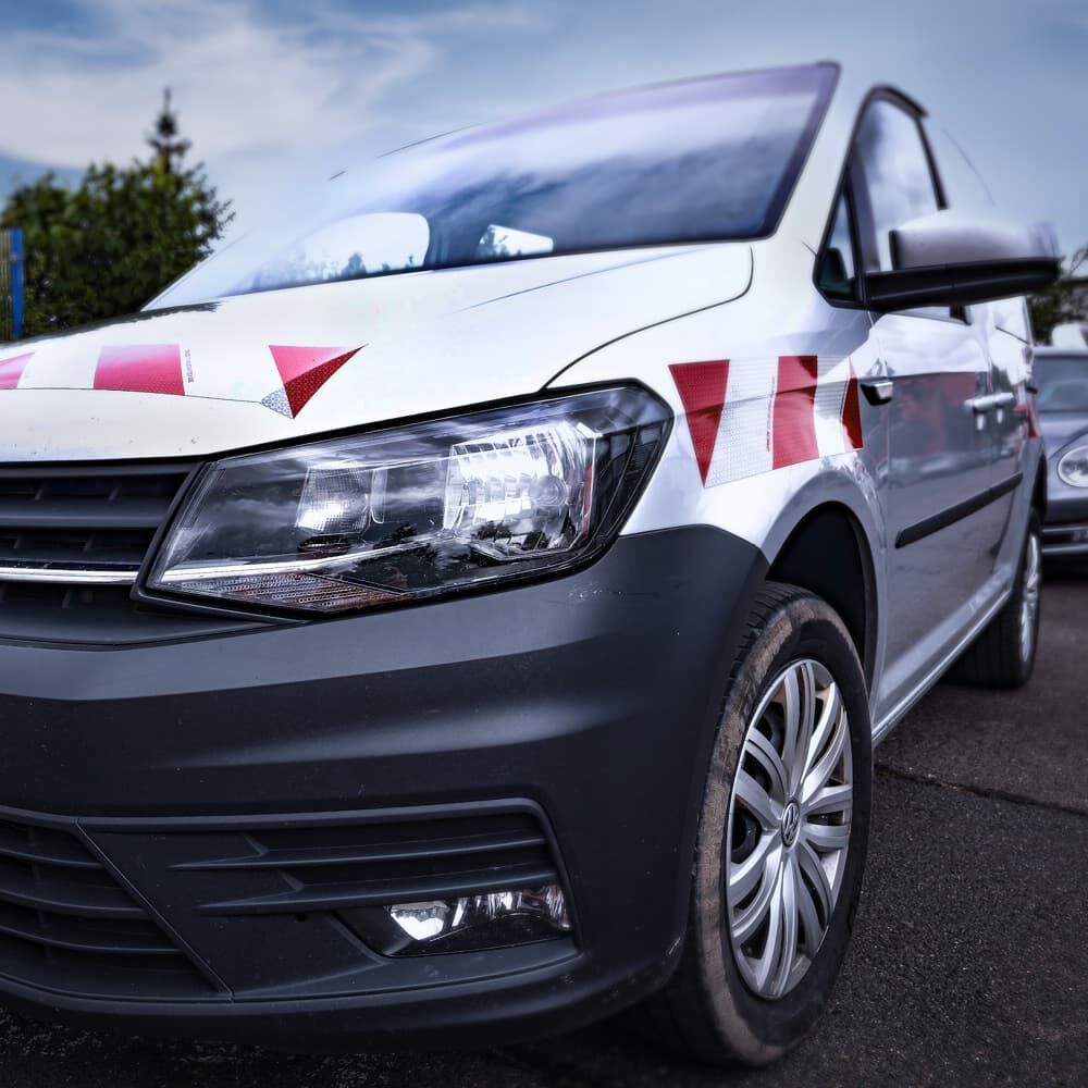 Front/Kotflügel des VW Caddy mit rot-weißen Orafol 5921M Warnfolien-Zuschnitten