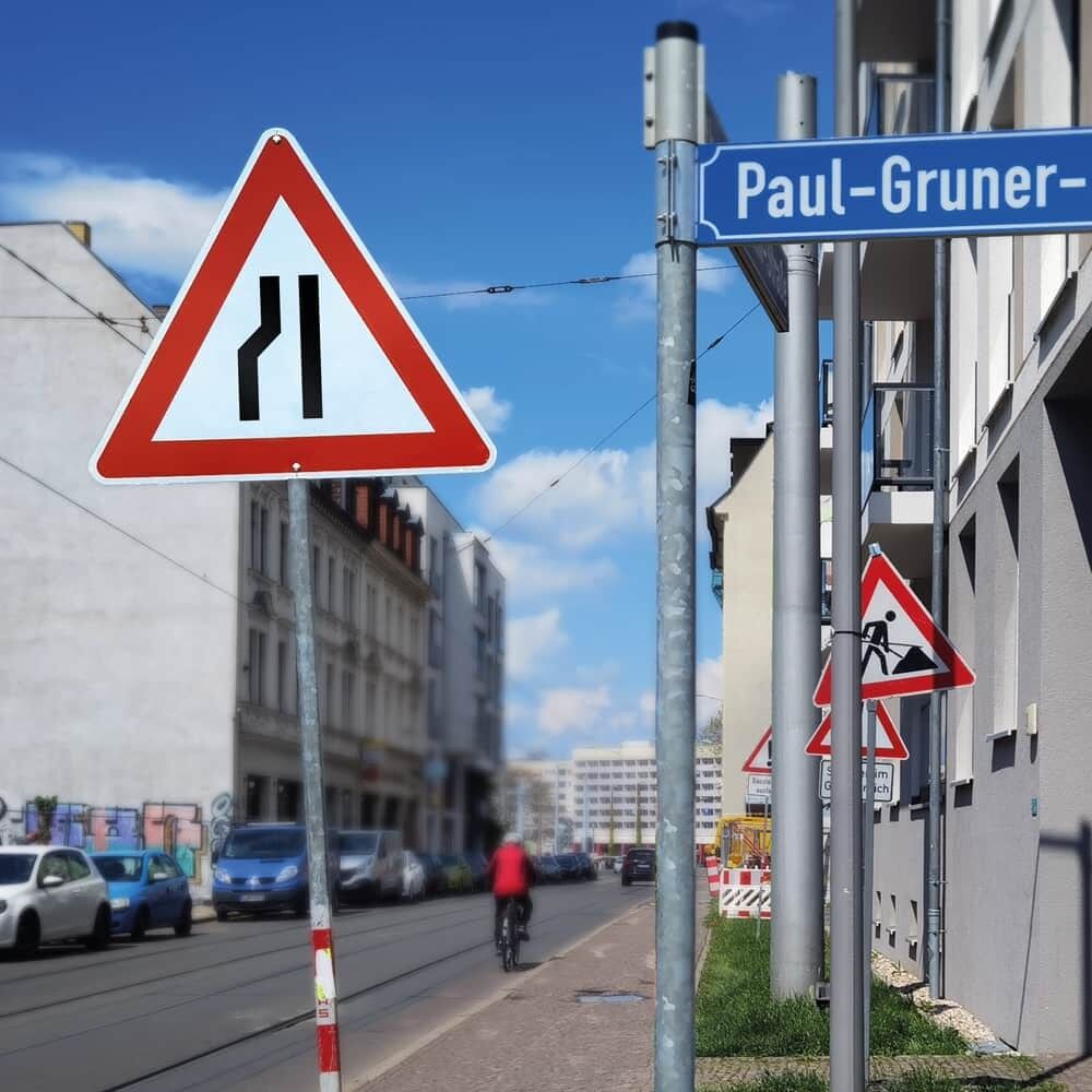 Anwendungsbeispiel Overlay "Einseitig verengte Fahrbahn" auf Verkehrszeichen montiert