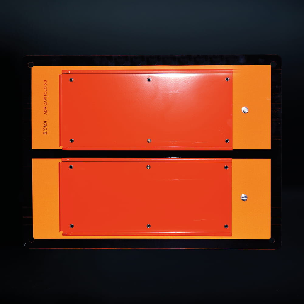 Orange ADR-Zifferntafe vor schwarzem Hintergrund, stark reflektierend.