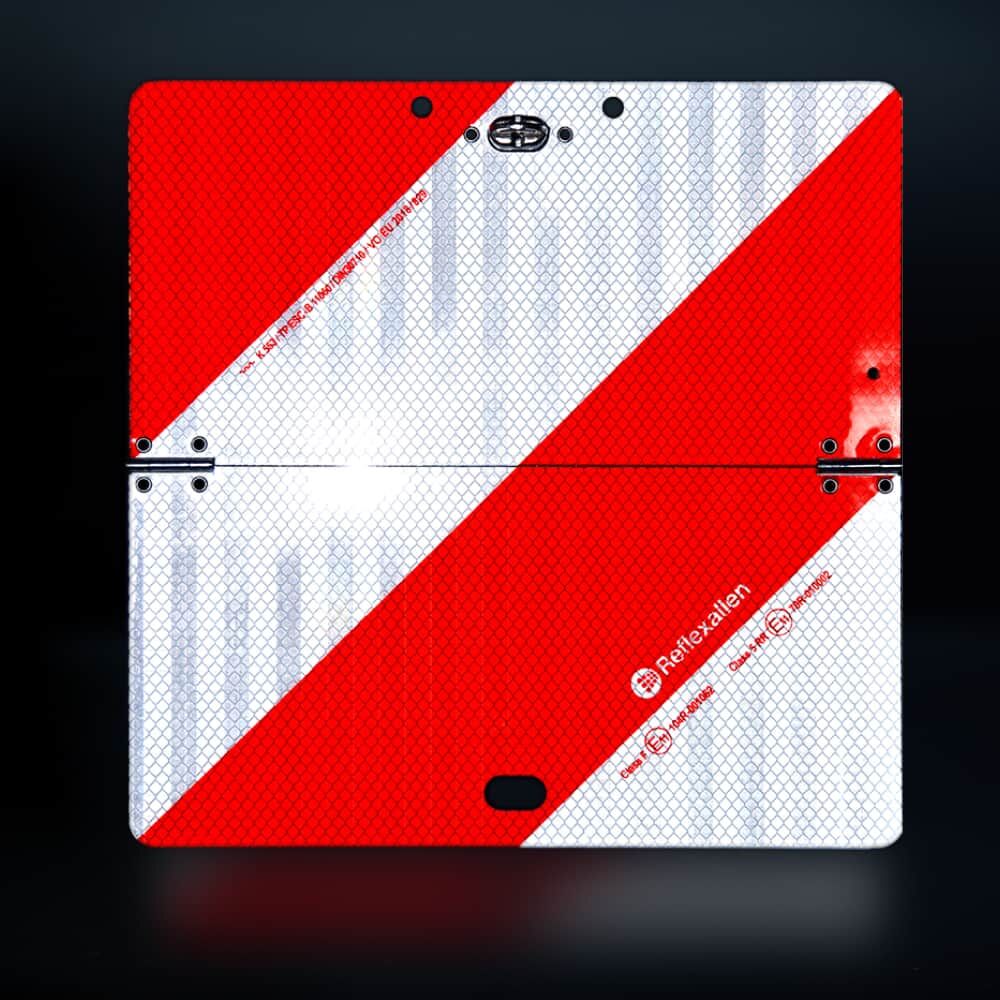 Reflektierende linksweisende Parkwarntafel bei Nacht