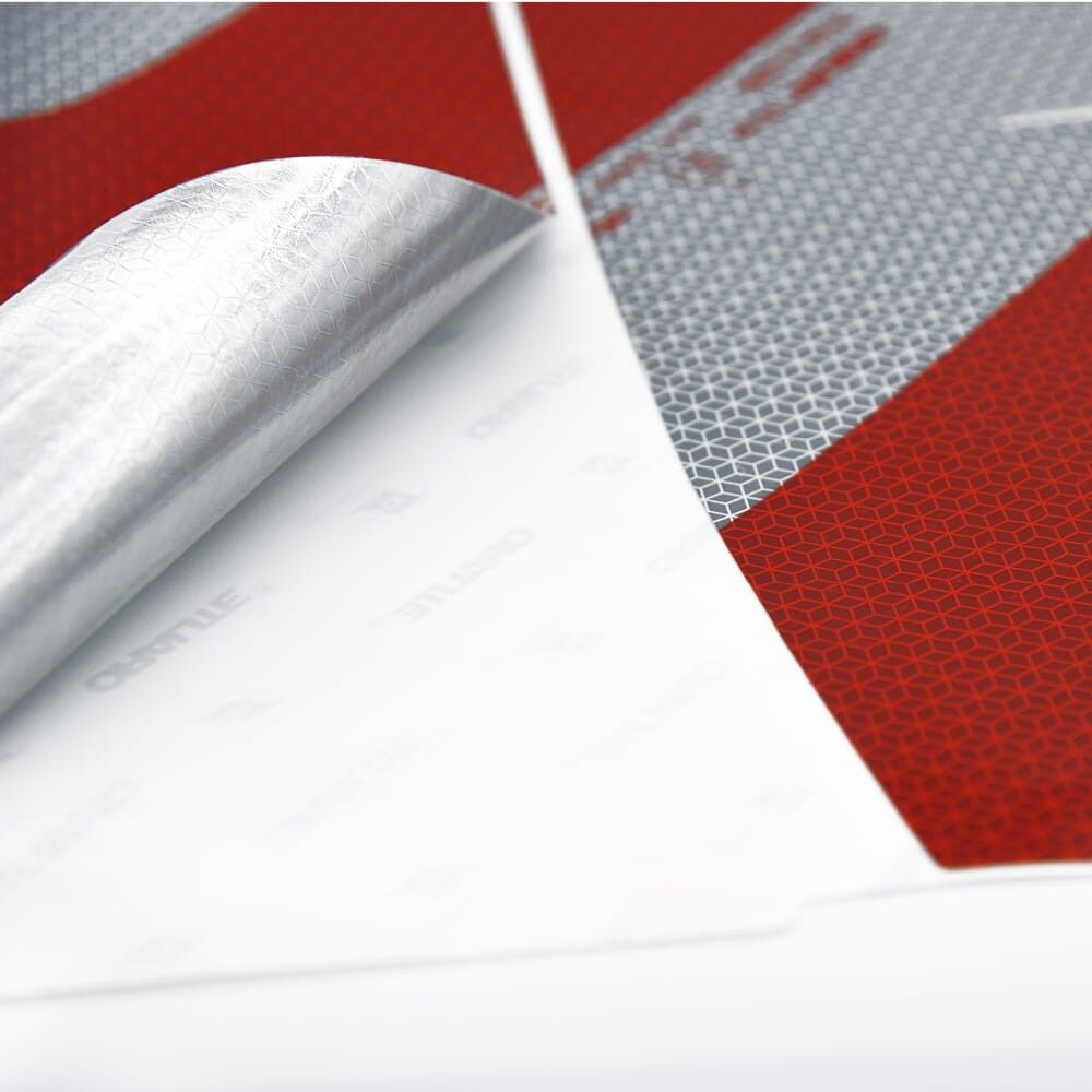 Detailansicht Warnmarkierung mit abgelöster Trägerfolie und reflektierendem Wabenmuster