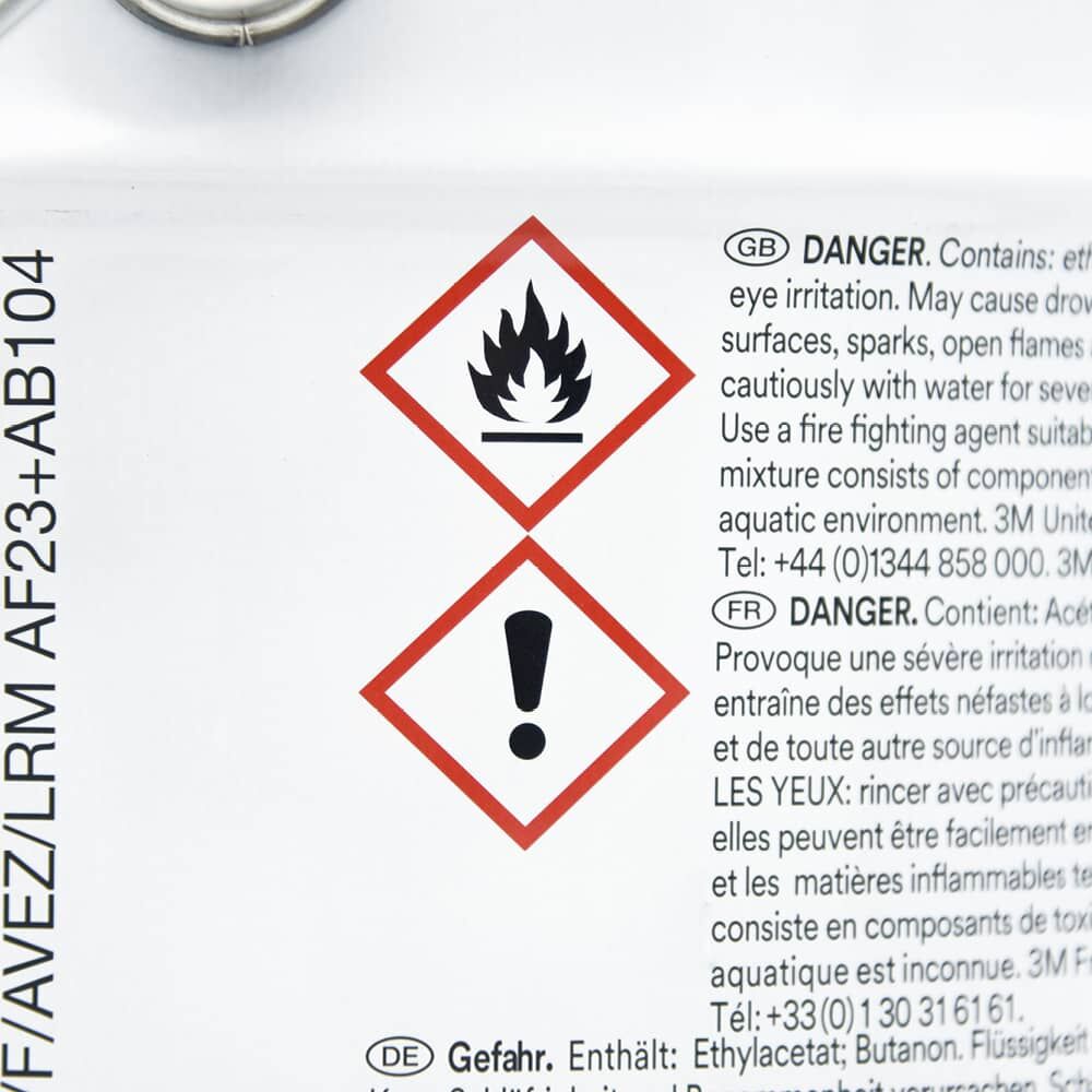 Piktogramme Flamme und Ausrufezeichen auf 3M P50-Eimer, Detailaufnahme