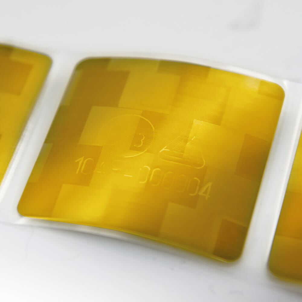 Gelbe reflektierende Konturmarkierung mit Prüfzeichen in Nahaufnahme