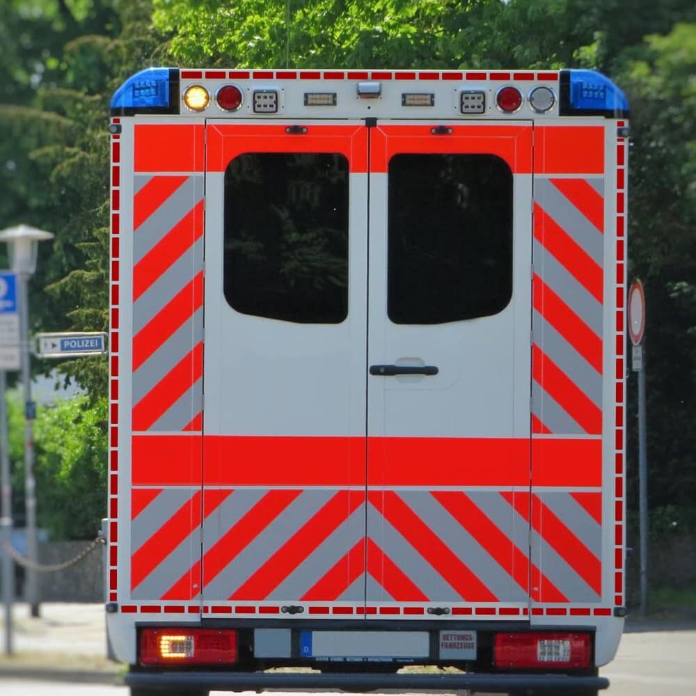 Heck eines Rettungswagens, rot segmentiert mit VC 170-Konturmarkierung umrandet.