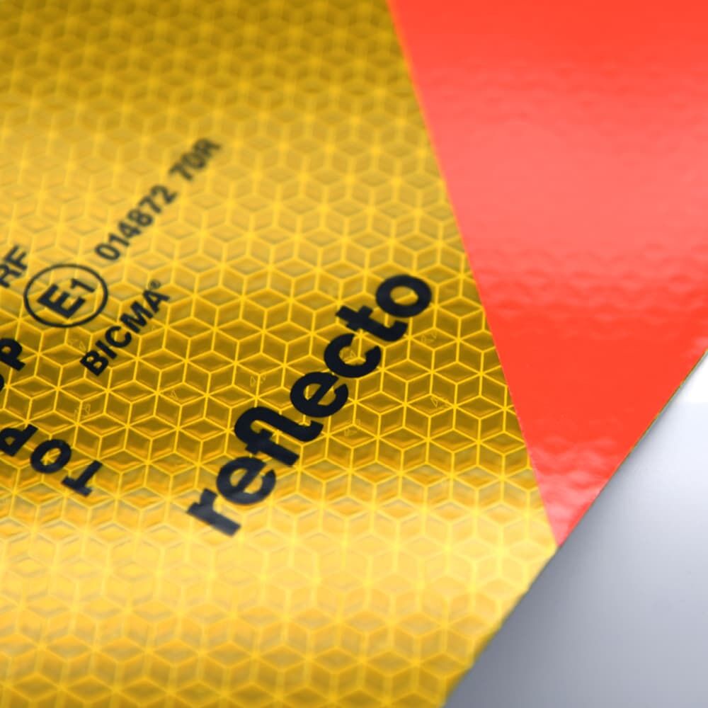 Makro Wabenstruktur mit reflecto Logo auf Halbmarkierung