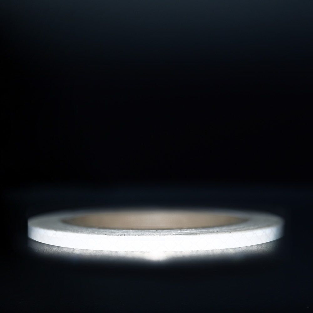 5 mm Rolle 3M Reflexband 3430 weiß, reflektierend vor dunklem Hintergrund