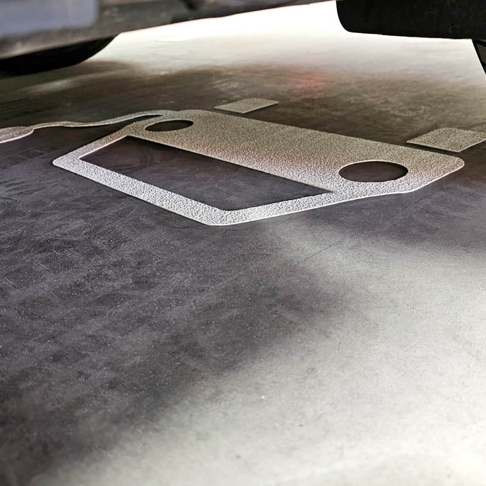 Detailaufnahme Elektroauto-Symbol als Bodenmarkierung