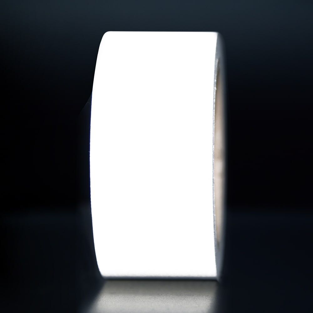 50 mm Rolle Orafol ORALITE Reflexband 5710 weiß, reflektierend vor dunklem Hintergrund