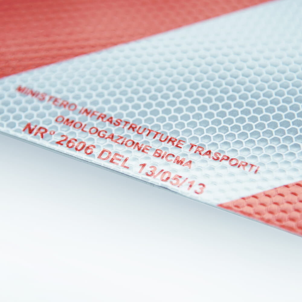 Detail: Aufdruck/Nummer auf reflektierender Fläche