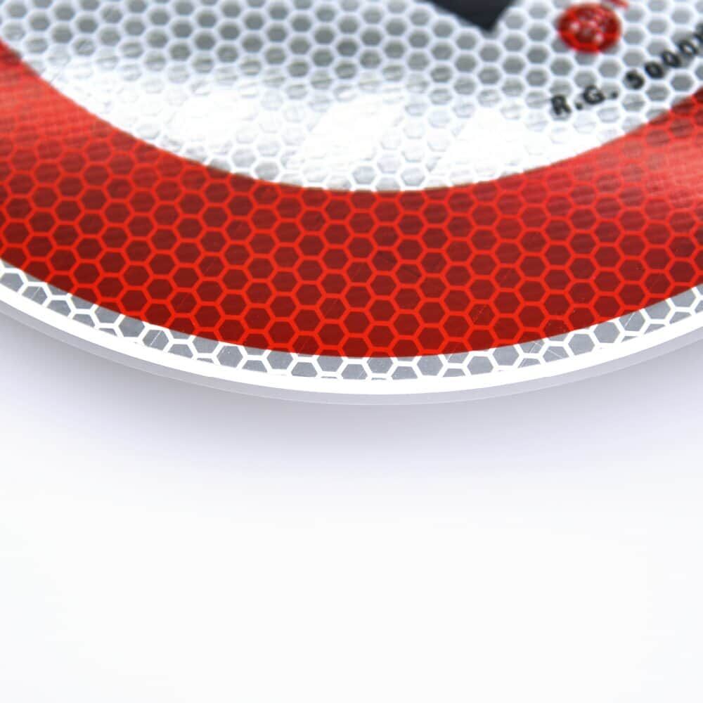 Detailaufnahme eines selbsthaftenden Schilds mit wabenförmiger Struktur