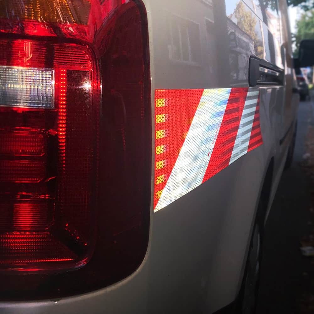 Reflexstreifen 3M 823i am Fahrzeug bei Dunkelheit, hohe Rückstrahlung sichtbar